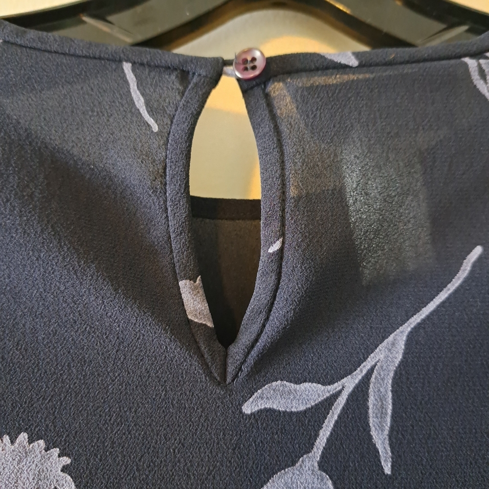 Jones New York Dark Blue Top with Flowers - Picture 3 of 4